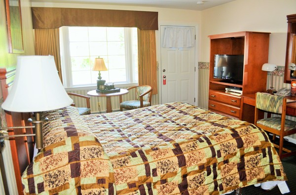 Room with One Queen Bed Photo 4