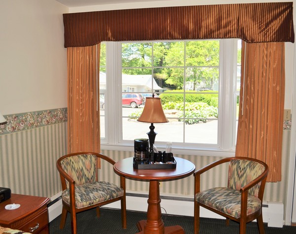 Room with One Queen Bed Photo 7