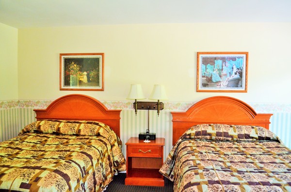 Room with Two Queen Beds Photo 9