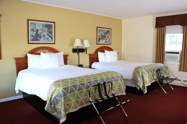 Room with Two Queen Beds Photo 1