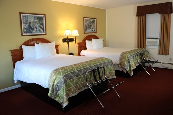 Room with Two Queen Beds Photo 4