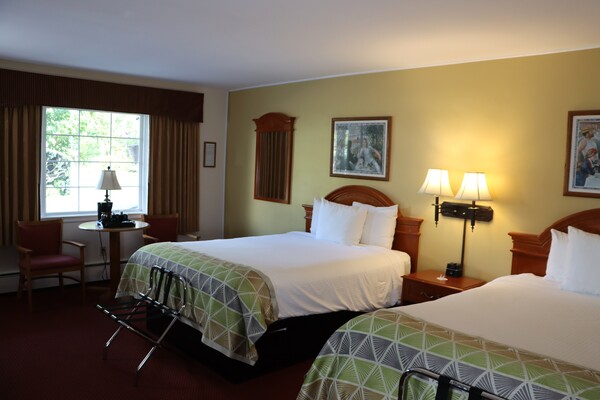 Room with Two Queen Beds Photo 3