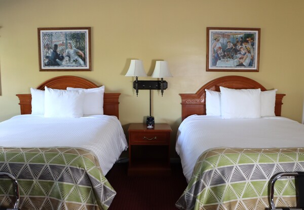 Room with Two Queen Beds Photo 5