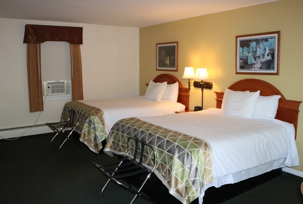 Room with Two Queen Beds Photo 2