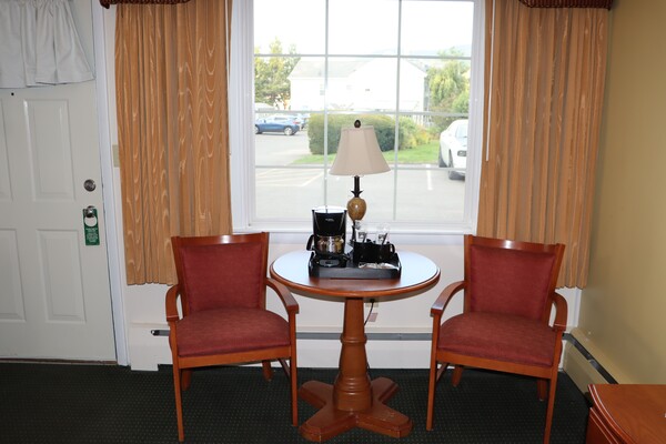 Room with One Queen Bed Photo 3