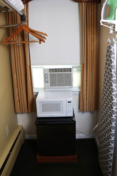 Room with One Queen Bed Photo 7