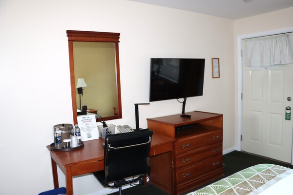 Room with One Queen Bed Photo 4