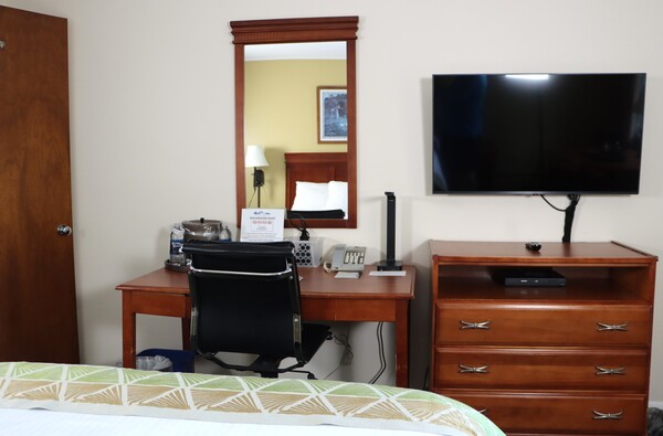 Room with One Queen Bed Photo 6