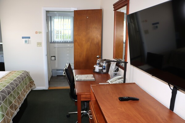 Room with One Queen Bed Photo 5