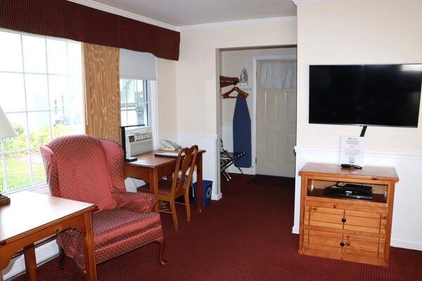 Deluxe Room One King Bed Photo 5