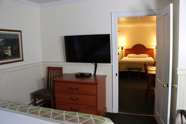 Upstairs Suite 117 Photo 3