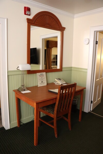 Upstairs Suite 117 Photo 5