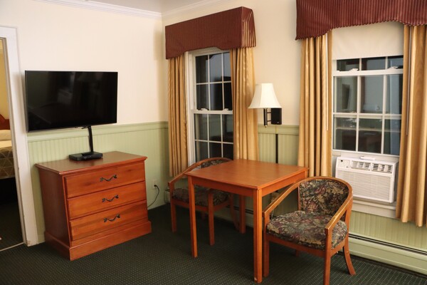 Upstairs Suite 117 Photo 6