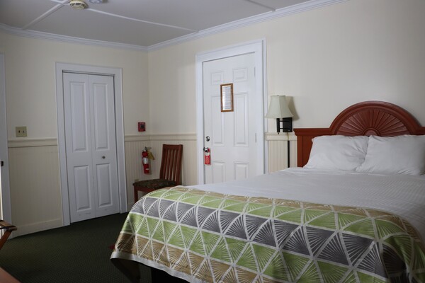 Upstairs Suite 117 Photo 7